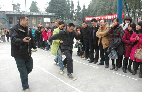 矫龙争春，工会会员喜迎新年