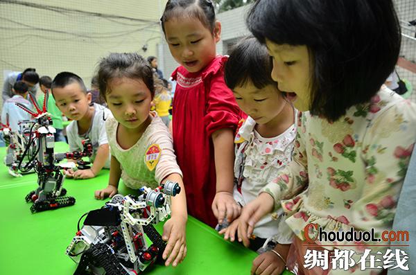 “小小机器人，乐翻幼儿园”大型幼教科普活动在我院附属幼儿园举行