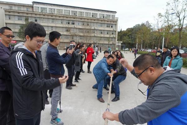 学院举行庆祝“三&#8226;八妇女节”拔河比赛