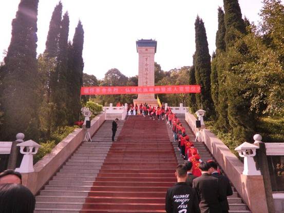 学院团委组织志愿者清明节前祭先烈