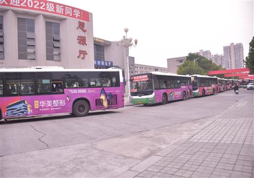 学院“点对点”为考生免费“送考送餐”